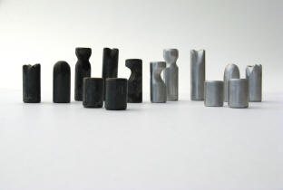 moderne Schachfiguren aus Eisen und Aluminium von der Künstlerin Elke Rehder